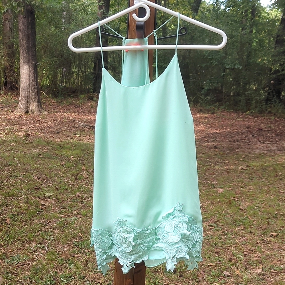 ❤️5/$25 Euc Lulamari Green Lace Top